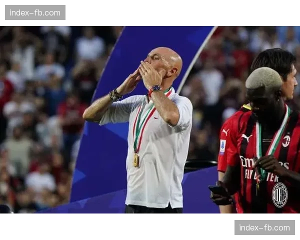 特写：安切洛蒂与皮奥利赛后长时间交谈并互换纪念球衣